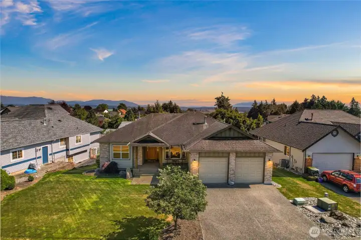 Welcome home to 2561 Lakeridge Drive!