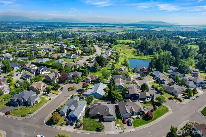 Minutes to town and I-5 in a quiet neighborhood.