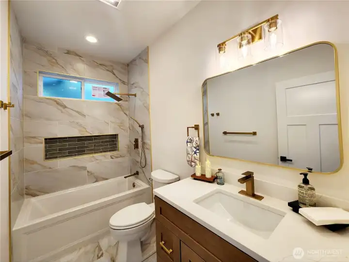 Main Bathroom Main Bathroom