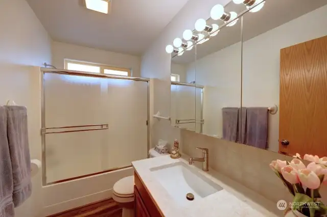 2nd bathroom with tub