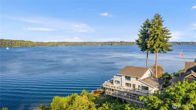 A well-built WF Home on Budd Inlet with Over 180 Degree Views - Water, Mountain, Boston Harbor, Wildlife!!