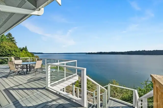 Main floor new deck off the GR - wow...