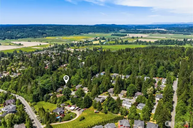 Ideally located just minutes from downtown Duvall’s charming shops, delicious restaurants, scenic parks, and vibrant local arts scene—including the beloved Duvall Days Festival and serene Rasmussen Lake.