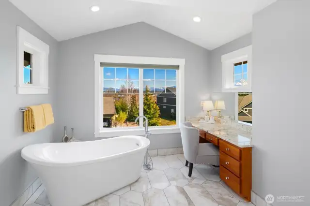Relax in your bath with a view!