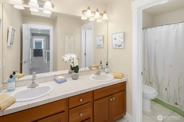 Upstairs full bathroom.