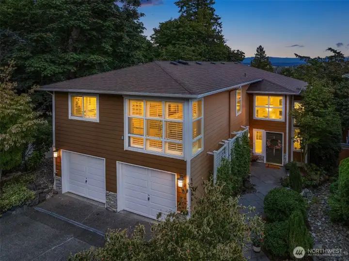 The wooded area to the right of the home is Juanita Heights Park. Trails allow you to walk down to Juanita village and the beach, or up and over to the local elementary and middle schools.