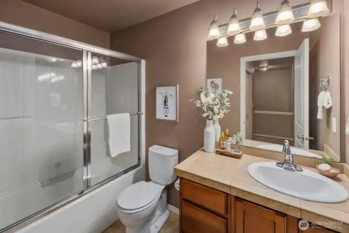 Shower/tub combo in hall bath