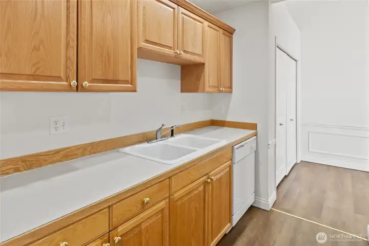 Great work space and time saving dish washer built in.