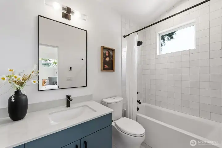 Full en suite bathroom for the second bedroom.