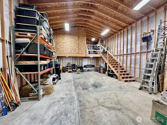 Spacious shop, 25x36'