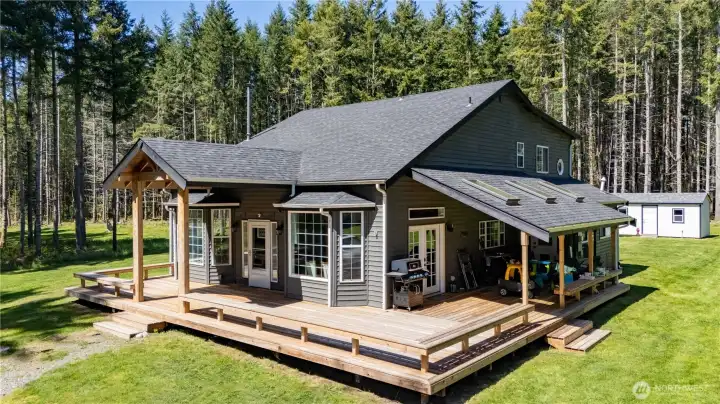 Secluded country living at it's finest!