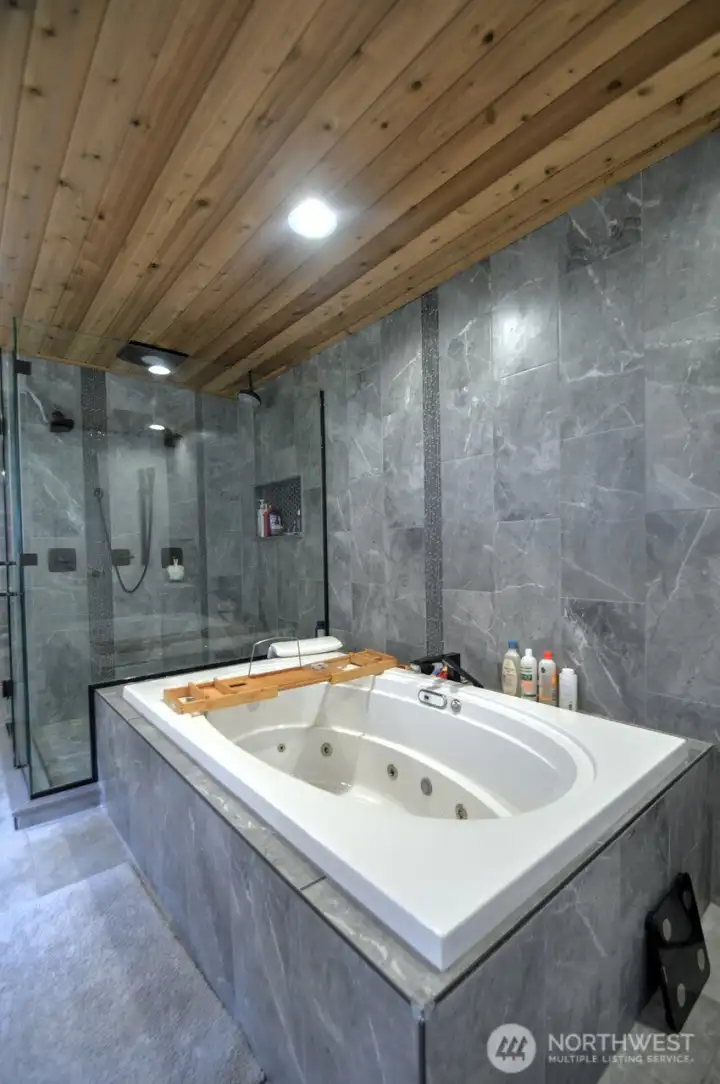 Beautiful jetted tub in the main floor primary suite