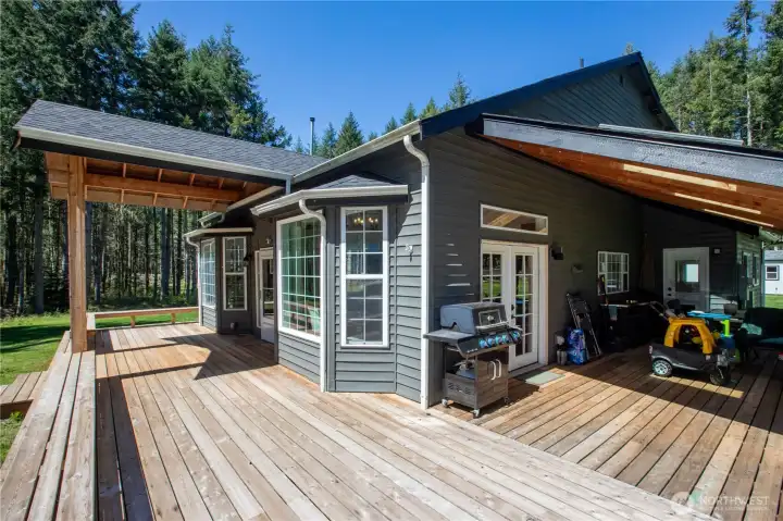 Beautiful wrap around deck.