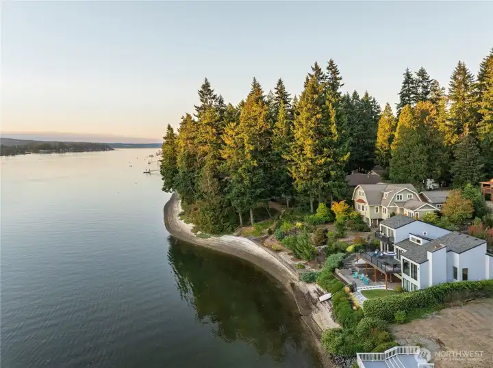 Situated right on the shoreline of the Oyster Bay Channel