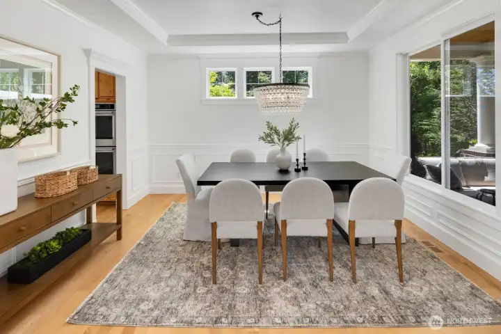 Spacious fomral dining room