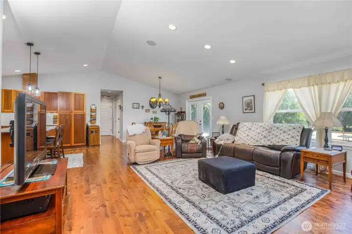 Brand new engineered hardwoof floors! Open living and dining room. Space to relax after a fun day on the farm! Brand new engineered hardwoof floors! Open living and dining room. Space to relax after a fun day on the farm!