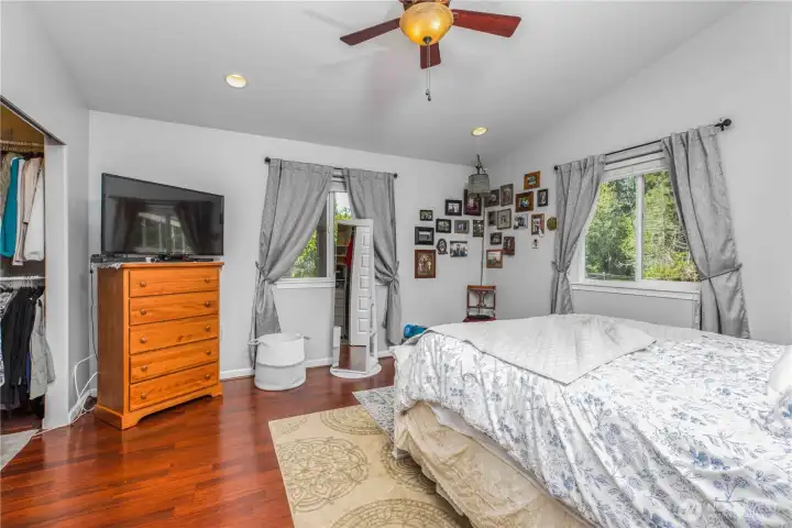 Light-filled, high ceiling, primary bedroom! Light-filled, high ceiling, primary bedroom!