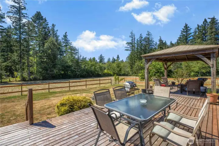 Views from your deck! Watch the horses graze. Views from your deck! Watch the horses graze.