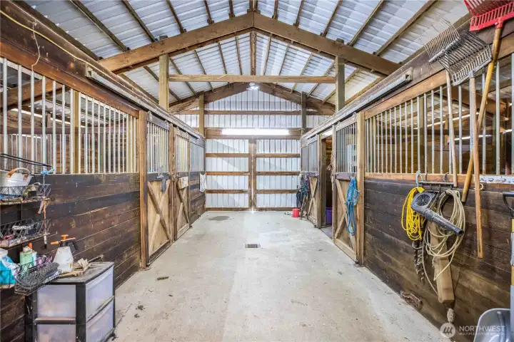 Huge beautiful stables 15x15 feet! Huge beautiful stables 15x15 feet!