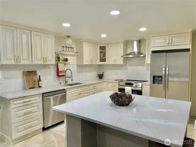 Large island with eat-in option.