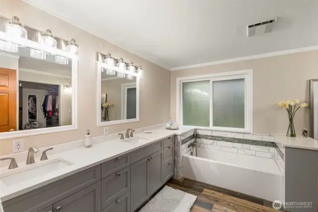 Soaking tub and oversize primary en-suite.
