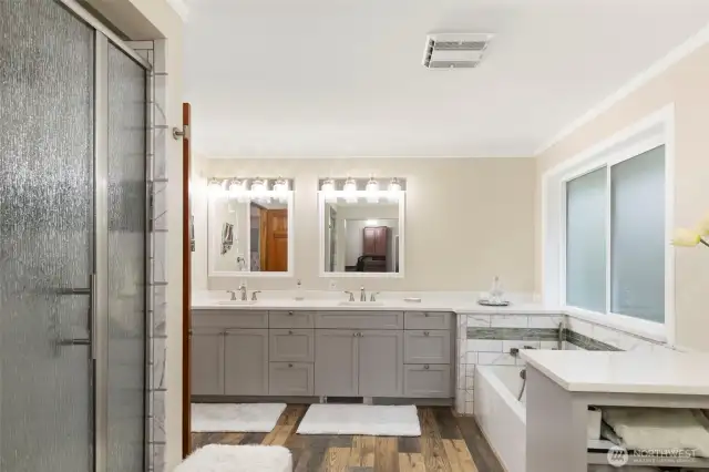 Walk in shower, huge en-suite bath.