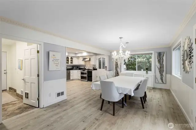 Dining area & kitchen
