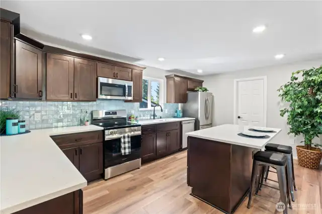 Cabinets w/Crown Molding, New Hardware.