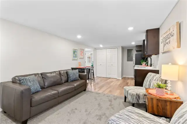 Lower Level features a separate entrance, Family Room, 2nd Kitchen, Laundry, 2 Bds, 1 Bath.