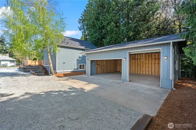 Huge 720sqft 3-Car Garage/Shop w/Separate RV Door.