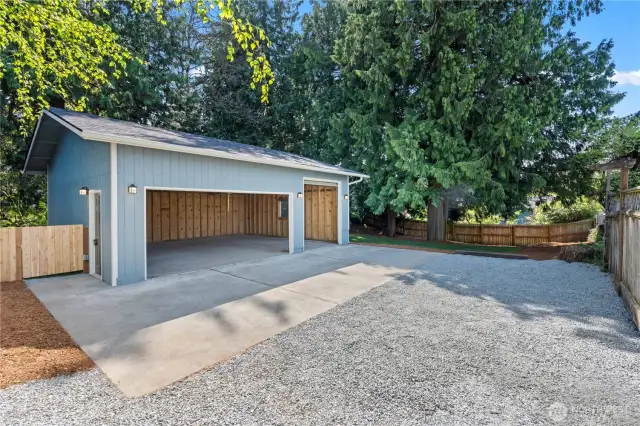 Huge 720sqft 3-Car Garage/Shop w/Separate RV Door.