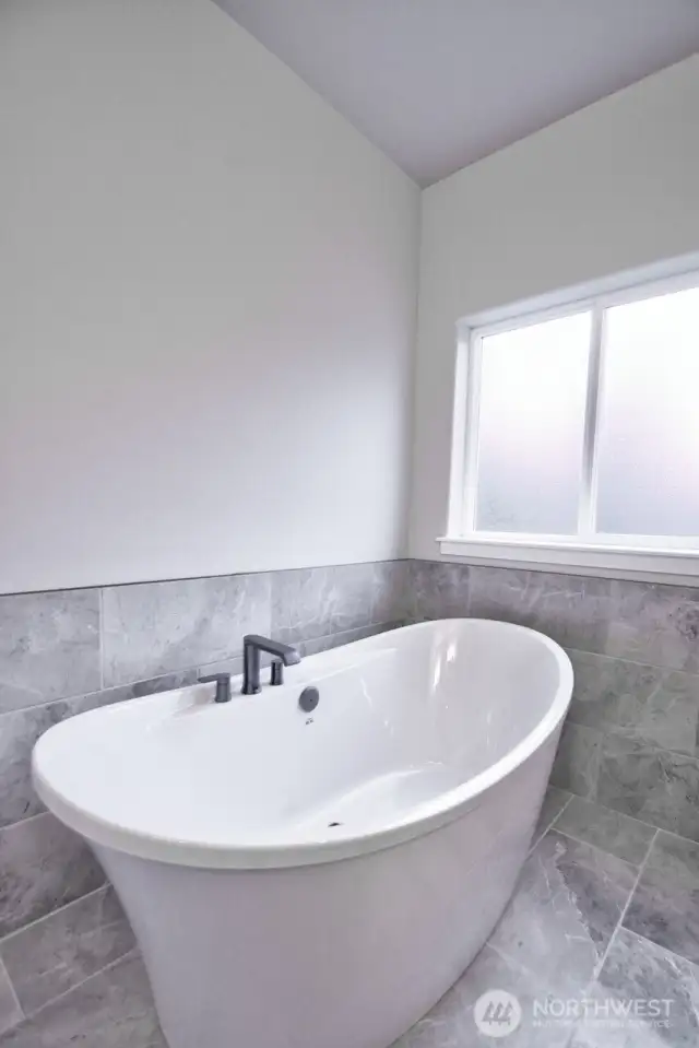 PHOTOS ARE FOR ILLUSTRATION PURPOSES ONLY. CHECK WITH LISTING BROKER ON STANDARD FEATURES