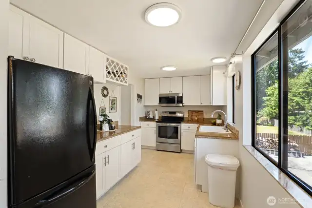 Spacious kitchen with granite tile counters.