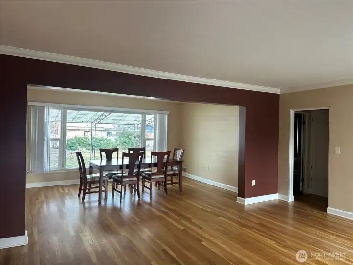 beautiful windows in dining room!