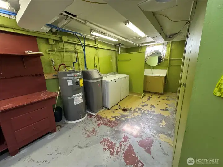 Laundry room w/ 3/4 bath