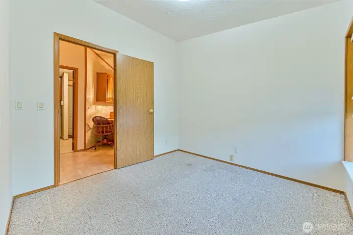 2nd bed/office non staged.