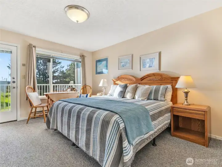 King-size bed in unit 419 (studio).