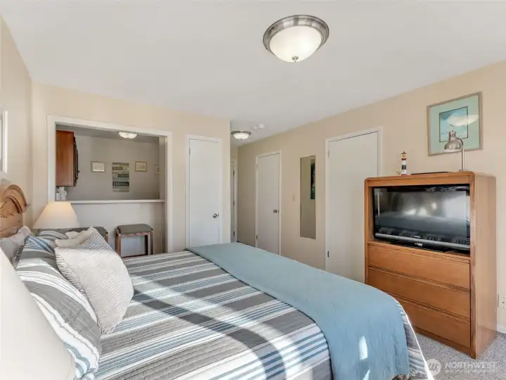 King-size bed, tv, and dining counter in unit 419 (studio).