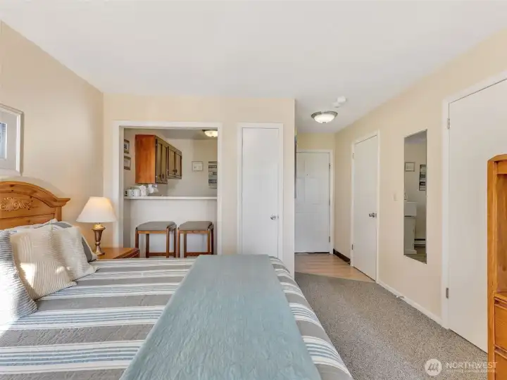 King-size bed, dining counter and kitchen in unit 419 (studio).