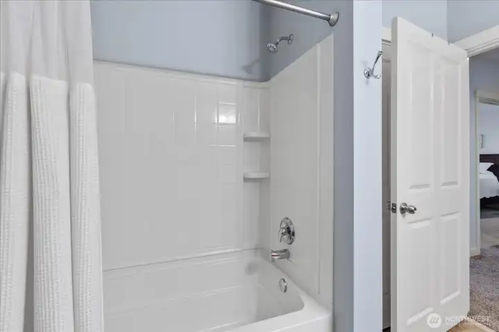 Upstairs Full Bathroom