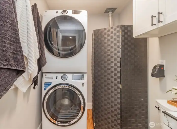 1/2 bath and Laundry