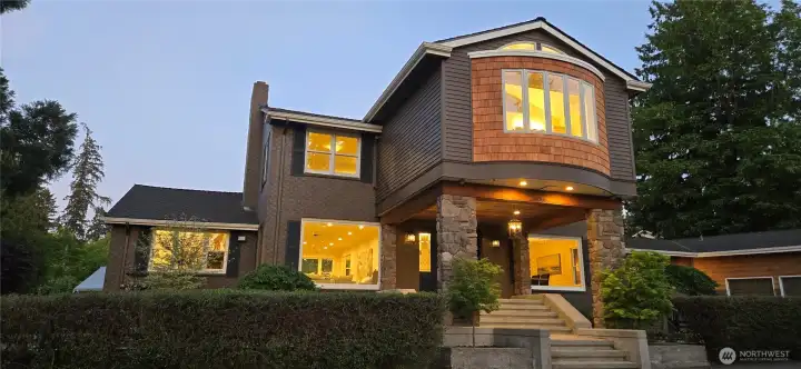 The home surely shows off at dusk. What a treat to come home after a long day and have some well-deserved relaxation.