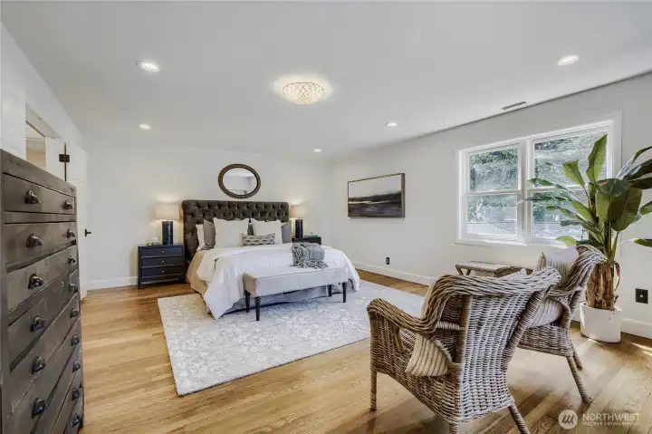 Generous primary suite with brand new hardwood flooring. A happy space with great daylight and lake veiws.