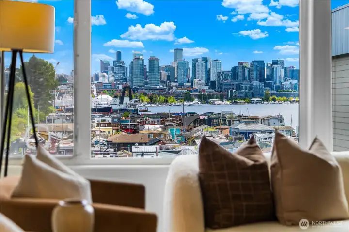 Enjoy the views of Lake Union, downtown Seattle, and the houseboats right from your living room Enjoy the views of Lake Union, downtown Seattle, and the houseboats right from your living room