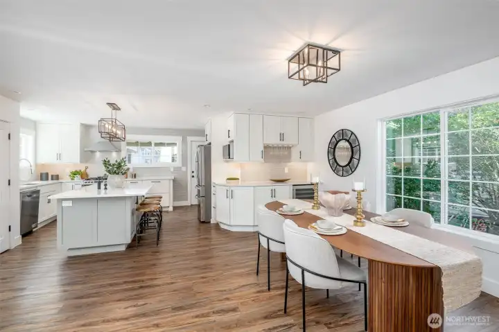 This room is perfect for gathering and daily life. Plenty of space to host and distinct spaces for cozier moments.