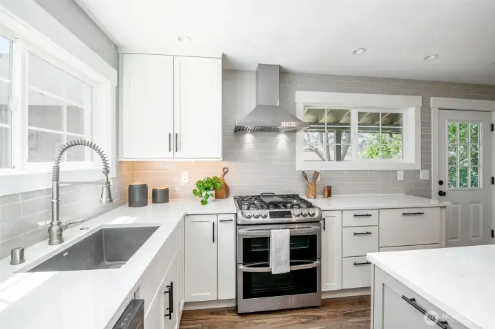 You will love the luxury of the gas stove and double oven, ideal for large gatherings and making every day cooking a little easier.