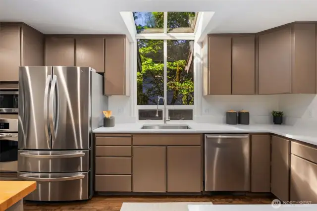 Elegantly refreshed, this chef’s kitchen showcases gleaming quartz countertops, premium stainless steel appliances, and a corner island with seating for up to eight—designed for both lavish entertaining and everyday living.