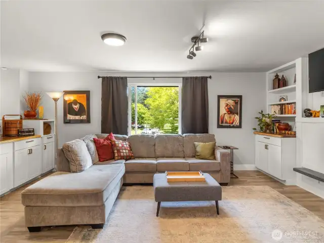 Private location in a sweet Shana Park cul-de-sac.