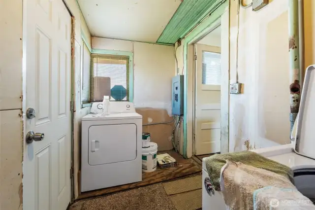 Enclosed patio/laundry