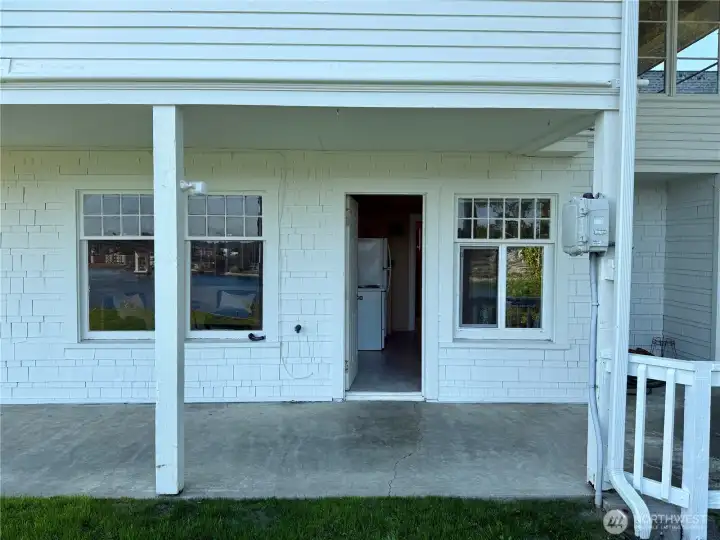 Lower unit entrance